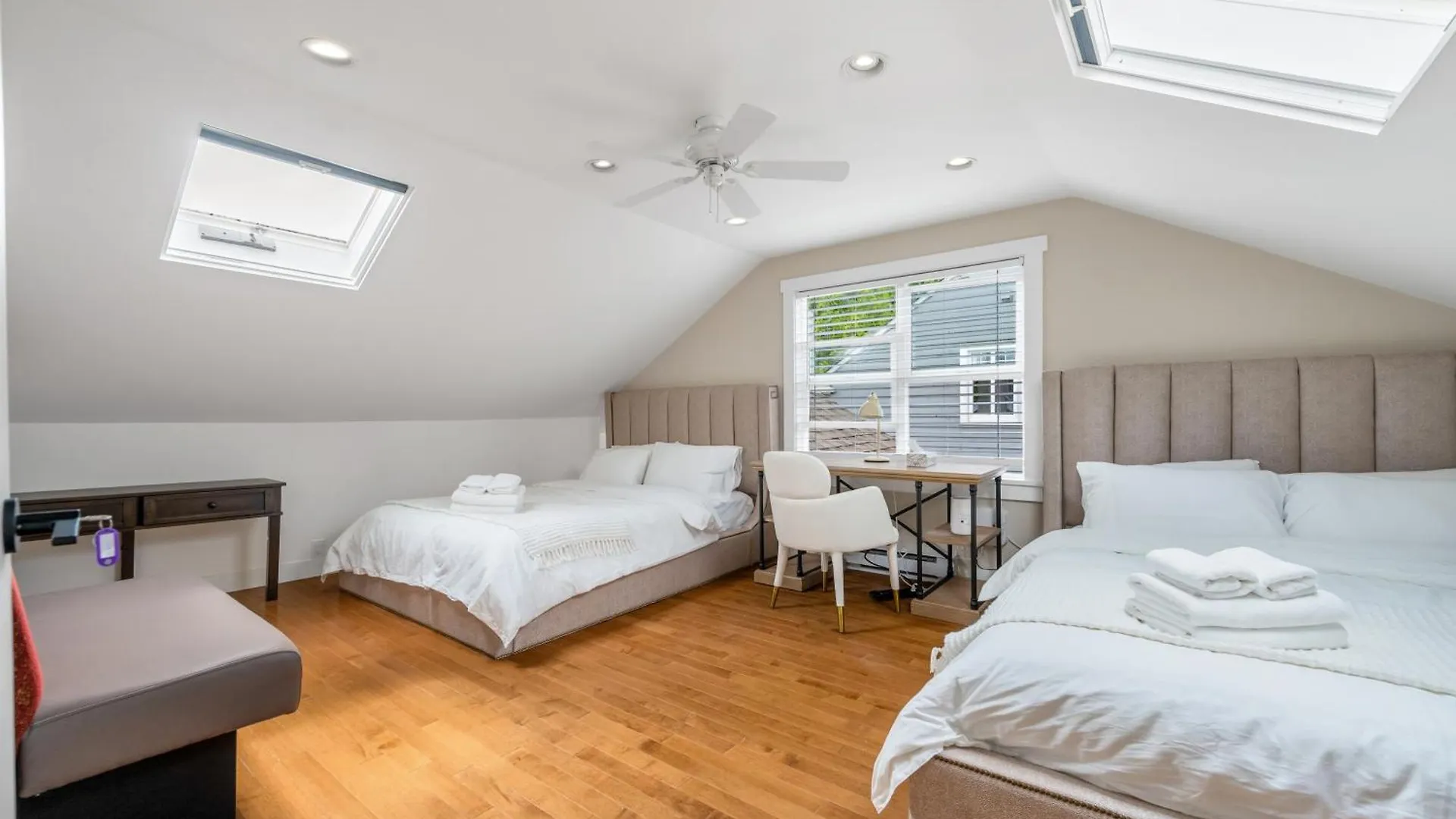 Penzion Comfort House In Kerrisdale, Private And Shared Rooms Vancouver